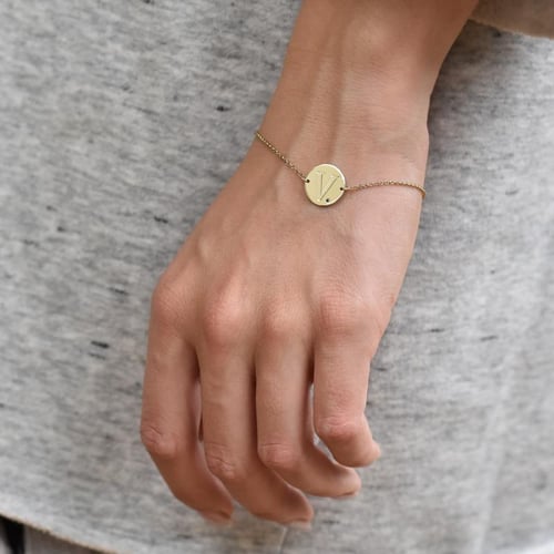 Zlatý náramok s čiernym diamantom a gravírom písmena Berul