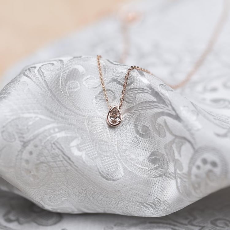 Náhrdelník s pear certifikovaným diamantom 49549