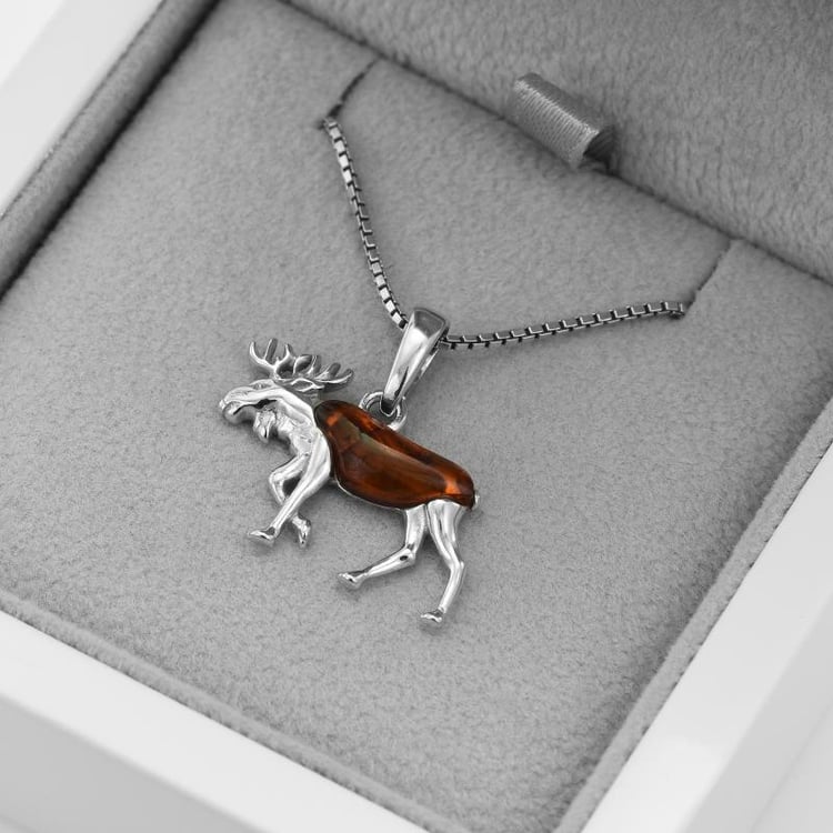 Jantárový los v prívesku 52120