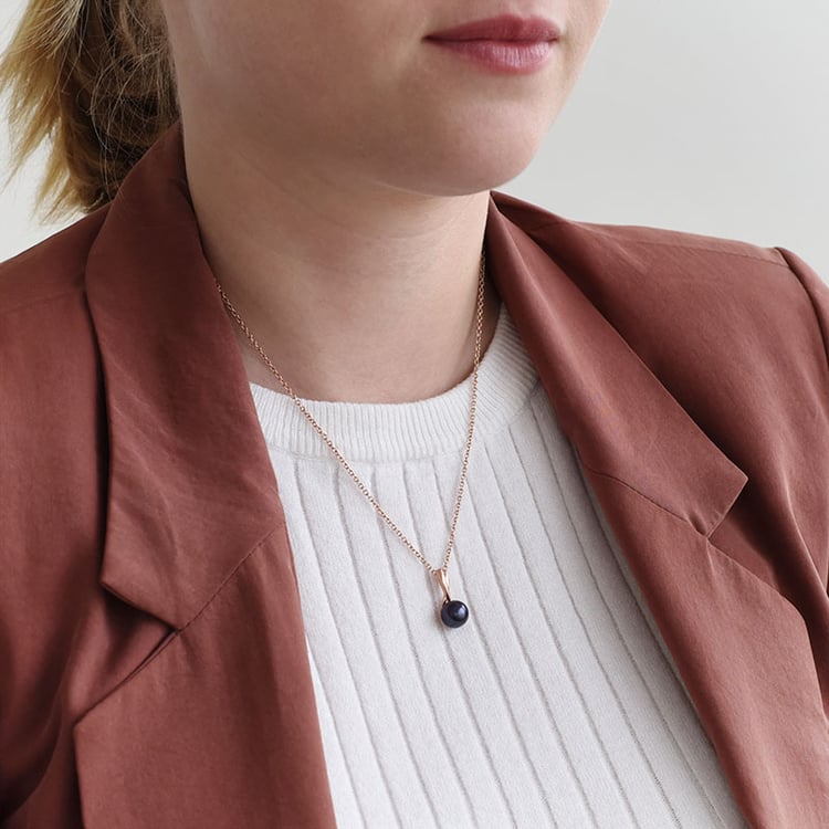 Pozlátený prívesok s čiernou perlou 88021