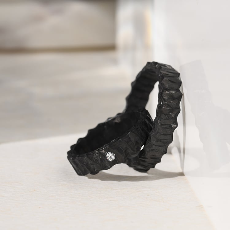 Karbónové snubné prstene s nerovným povrchom a diamantom Atticus 140214