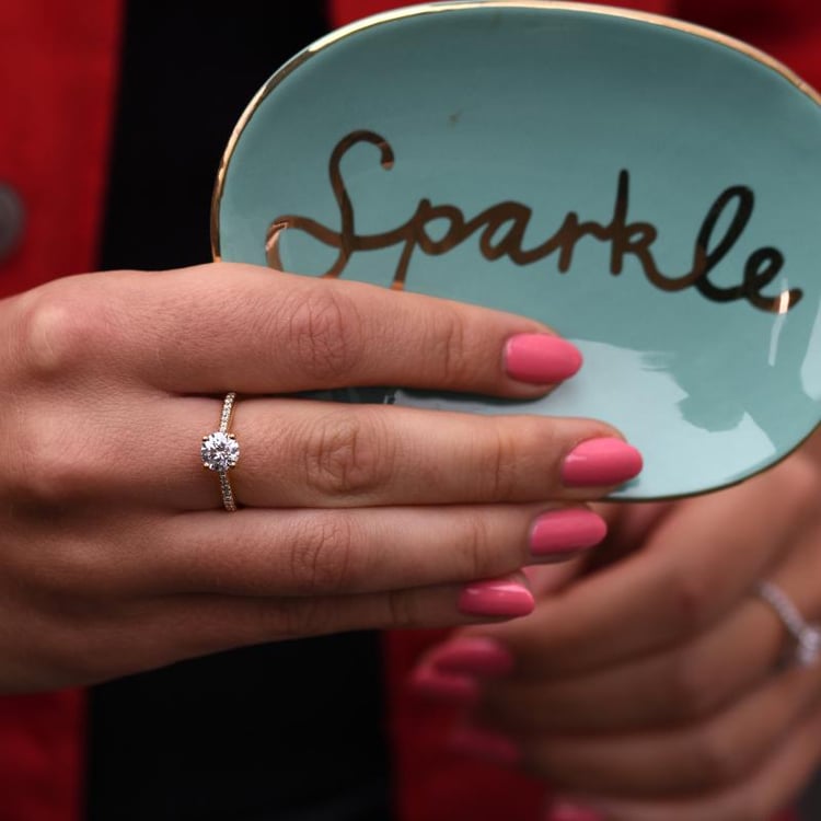 Zásnubný prsteň s postrannými diamantmi 48077