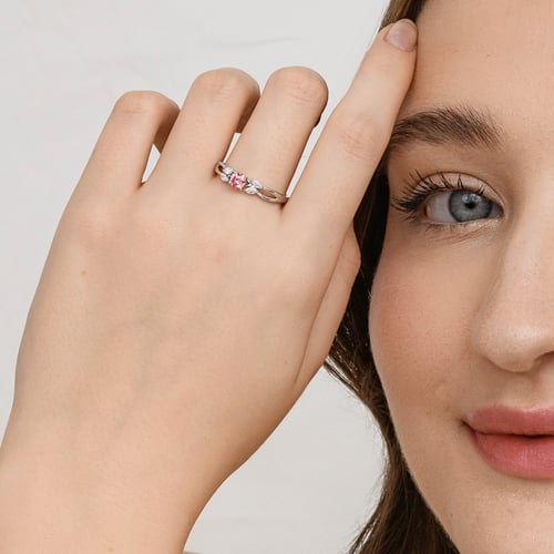 Zásnubný prsteň s ružovým 0.32ct lab- grown diamantom a marquise lab-grown diamantmi Halym