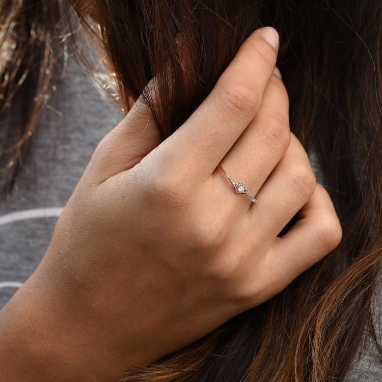 Romantický zásnubný prsteň s diamantmi zo zlata 47635