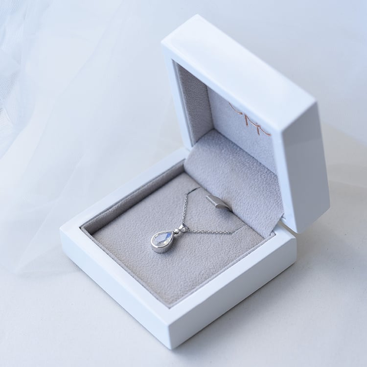 náhrdleník s mesačným kameňom zo zlata 65598