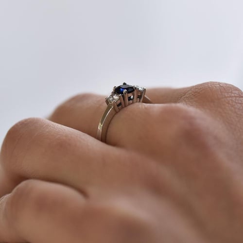 Zásnubný prsteň so zafírom a diamantmi Conrad