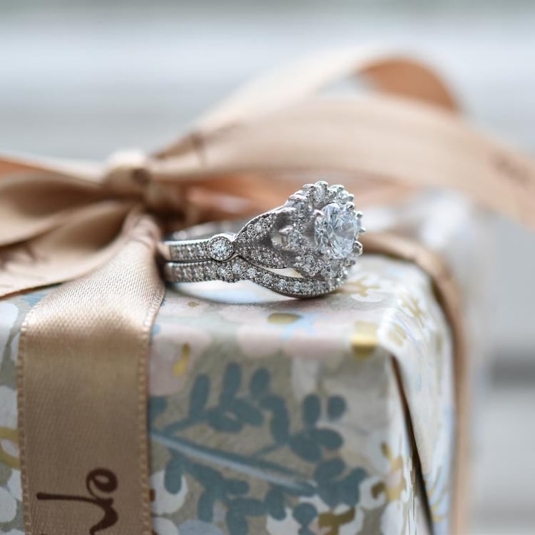 Extravagantný zlatý set vykladaný diamantmi 4432