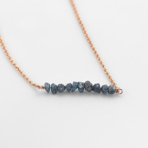 Zlatý choker s modrými nebrúsenými diamantmi Samante