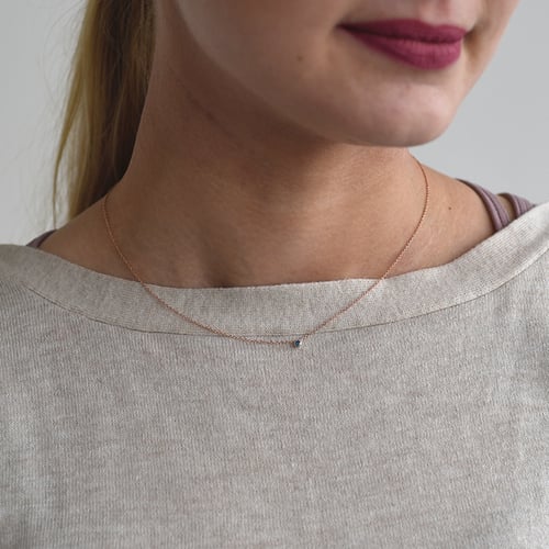 Strieborný minimalistický náhrdelník s modrým diamantom Vieny