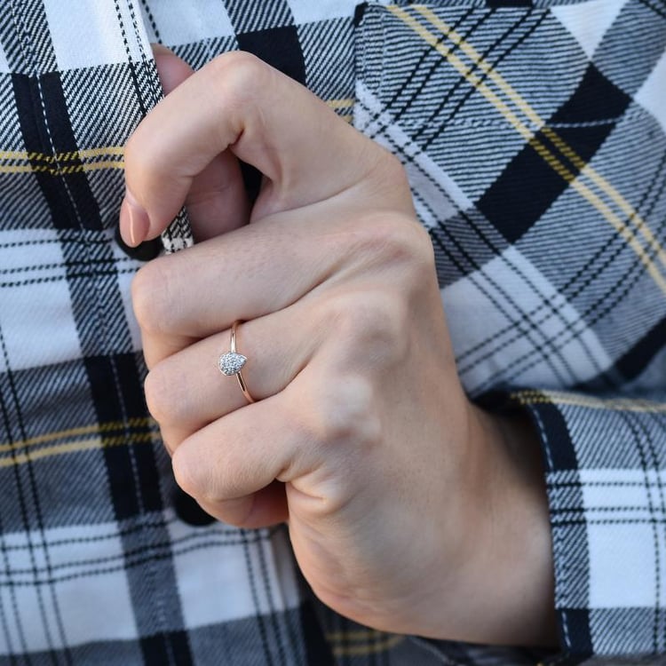 Zlatý prsteň v tvare kvapky plný diamantov 35502