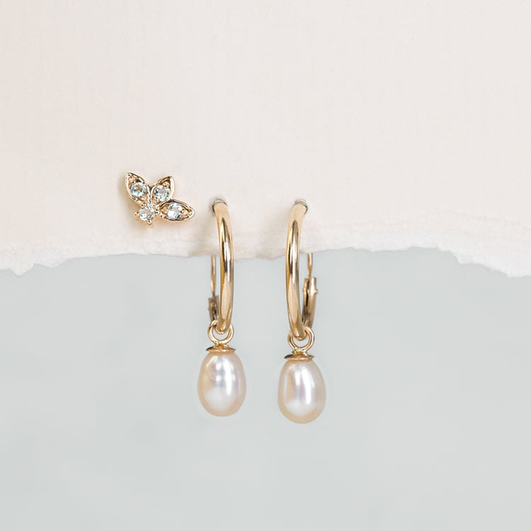 Zlaté visiace náušnice s bielymi perlami Cathy 123007