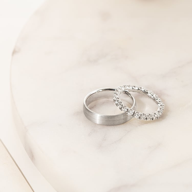 Svadobná eternity obrúčka s pánskym komfortným prsteňom z platiny Briony 137881