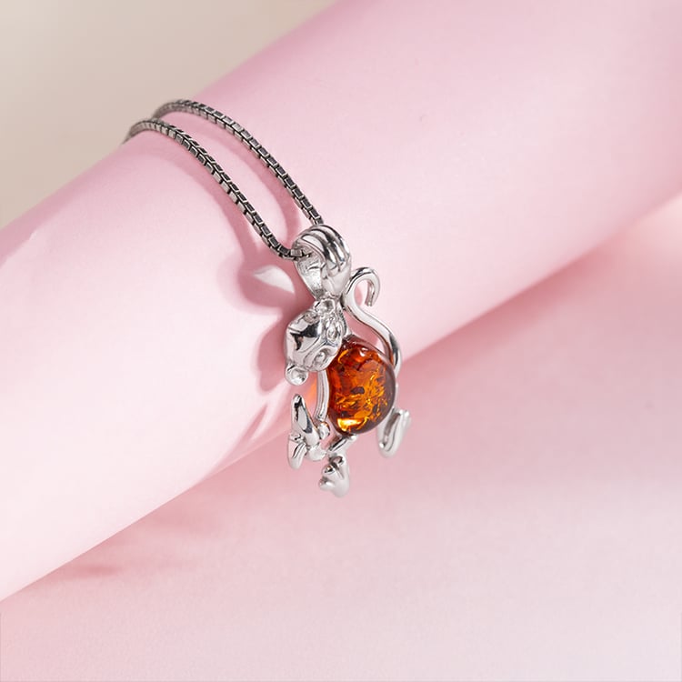 Strieborný jantárový prívesok v tvare opice Mabuk 150754