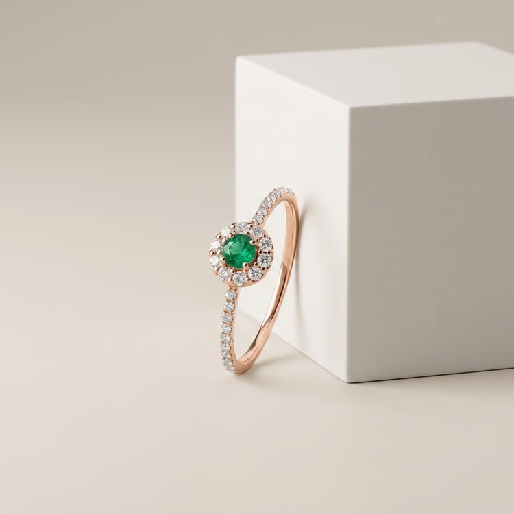 Strieborný halo prsteň so smaragdom a lab-grown diamantmi Lys 171120