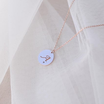 Zlatý prívesok s čiernym diamantom a gravírom písmena Rei