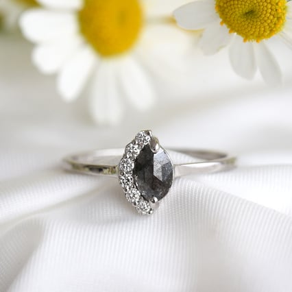 Zásnubný prsteň s marquise salt and pepper diamantom Susi