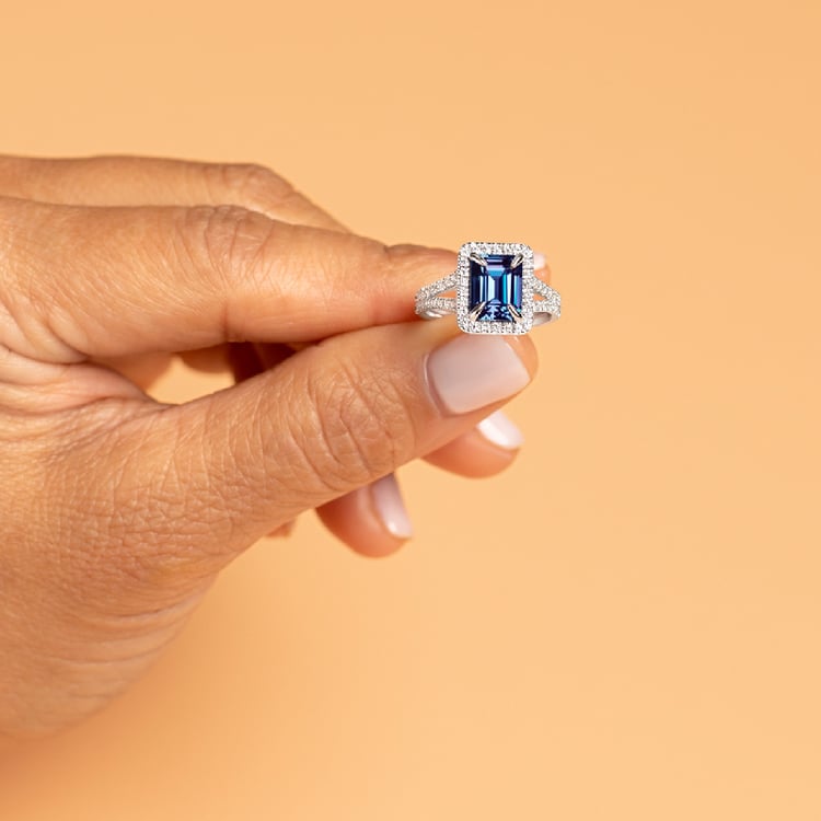 Zlatý halo prsteň s emerald lab-grown alexandritom a diamantmi Billy 136576