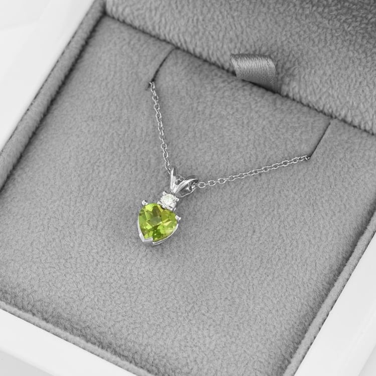 Olivínové srdce v náhrdelníku s diamantom 46794