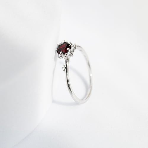 Cluster zásnubný prsteň s českým granátom a diamantmi Rosa