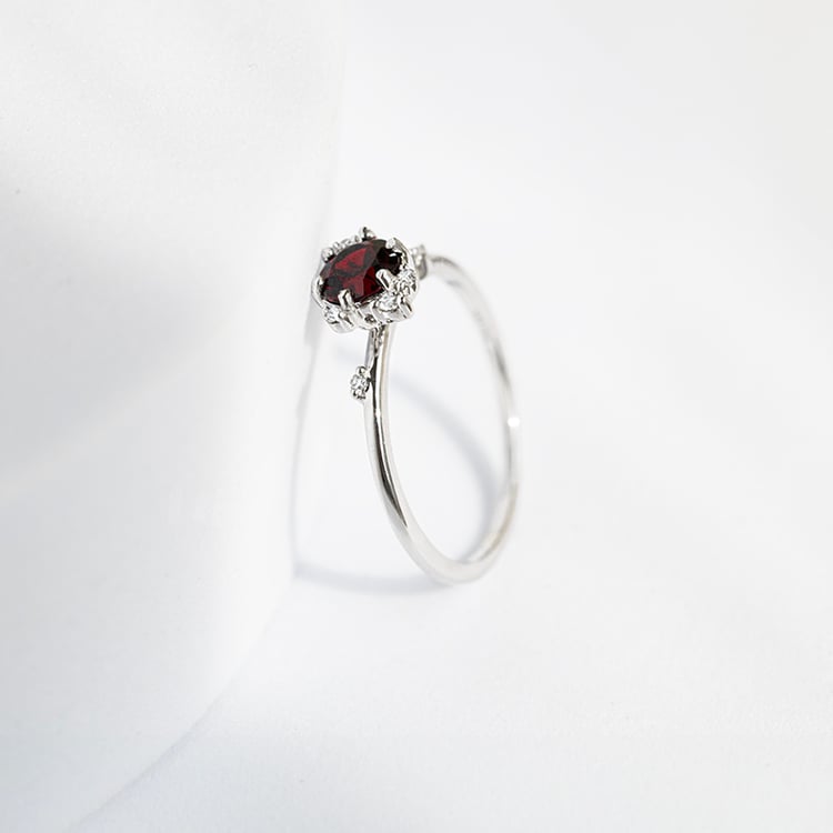 Cluster zásnubný prsteň s českým granátom a diamantmi Rosa 143943