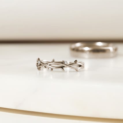 Nežný zlatý prsteň s naturálnym motívom z orieškového zlata Hamana