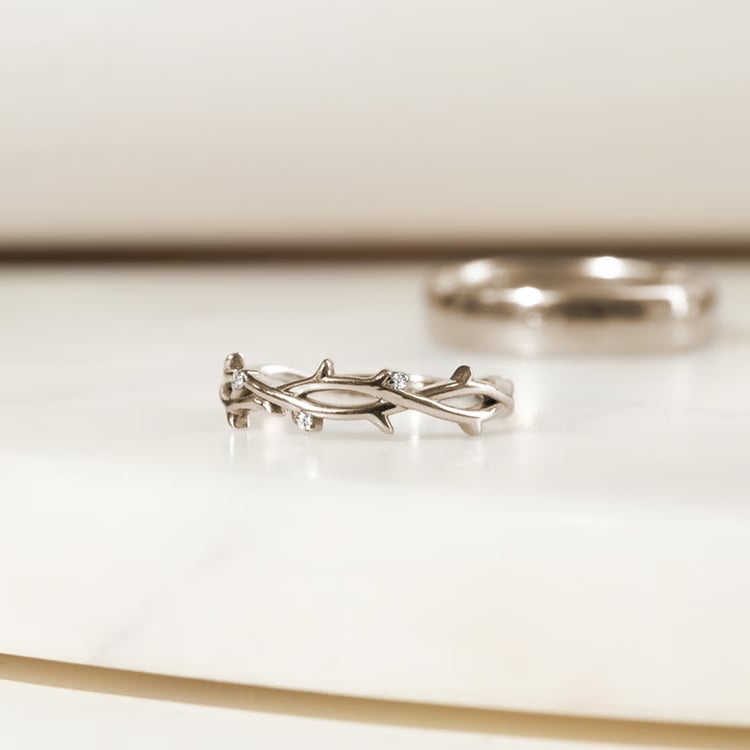 Nežný zlatý prsteň s naturálnym motívom z orieškového zlata Clemente 166340