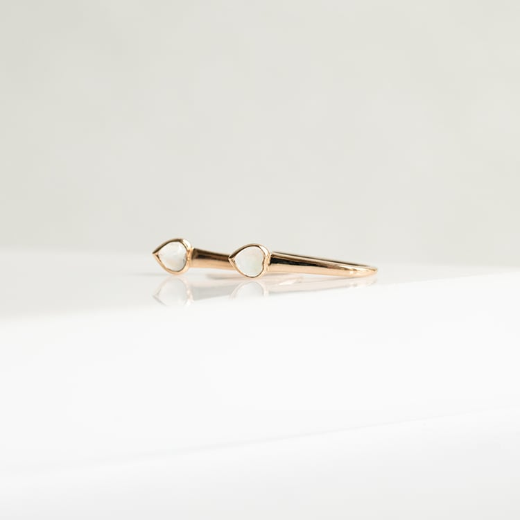 Visiace náušnice s mesačnými kameňmi v tvare srdiečok Levy 145403