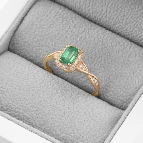 Elegantný smaragdový zlatý prsteň s diamantmi James