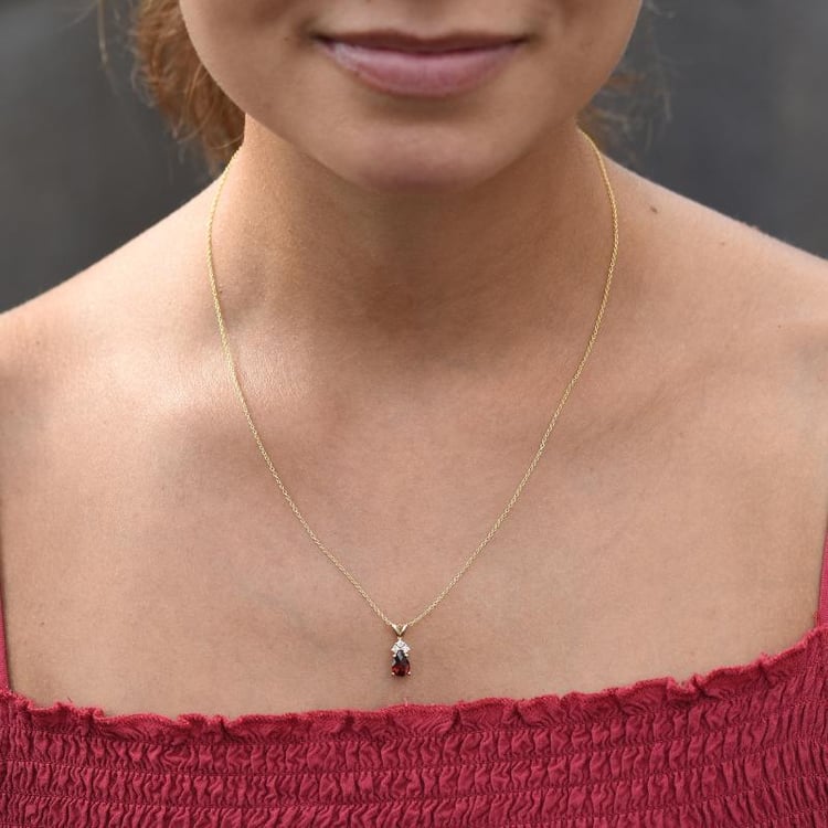 Granátová slza v zlatom náhrdelníku s diamantmi 47376