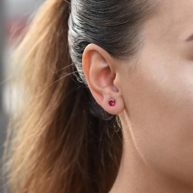 Zlaté náušnice s vytvorenými rubínmi 55405