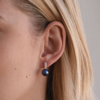 Strieborné visiace náušnice s čiernymi perlami Amerie