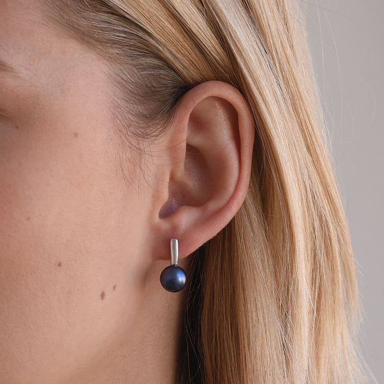 Strieborné visiace náušnice s čiernymi perlami 65627