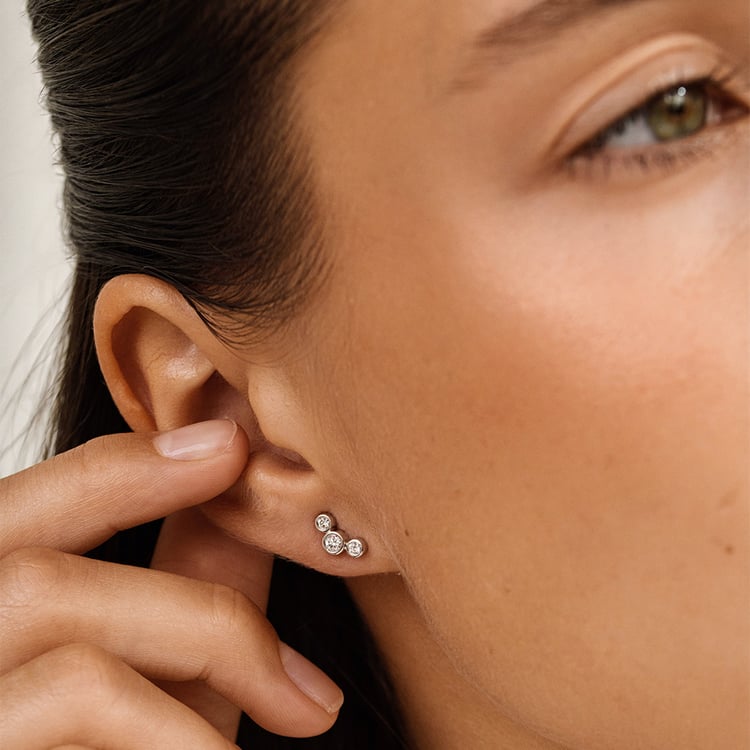 Moderné strieborné náušnice s guľatými lab-grown diamantmi Ebba 162805