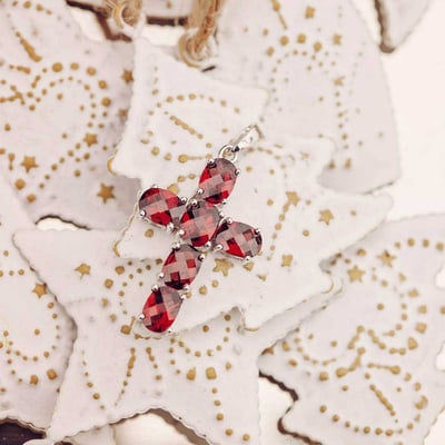 Strieborný krížik s granátmi 