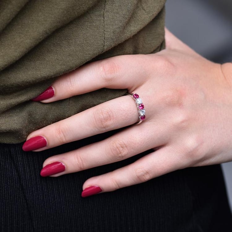 Strieborný prsteň s rubínmi 31409