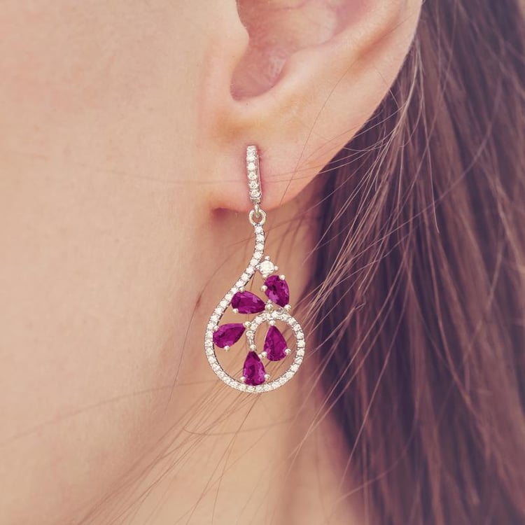 Visiace strieborné náušnice s rubínmi Claudette 11038