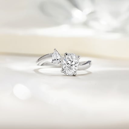 Vlnitý zásnubný prsteň Toi et Moi s pear a oválnym diamantom Zita