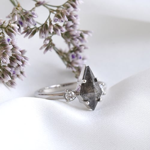 Prsteň s kite salt and pepper diamantom Inkeri