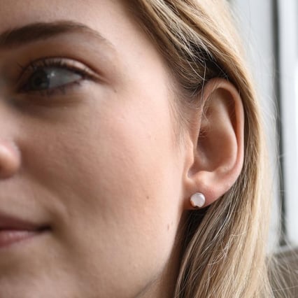 Cabochon ruženíny v zlatých náušniciach Greta