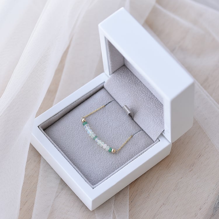 Náramok s opálovým a smaragdovými korálky 61945