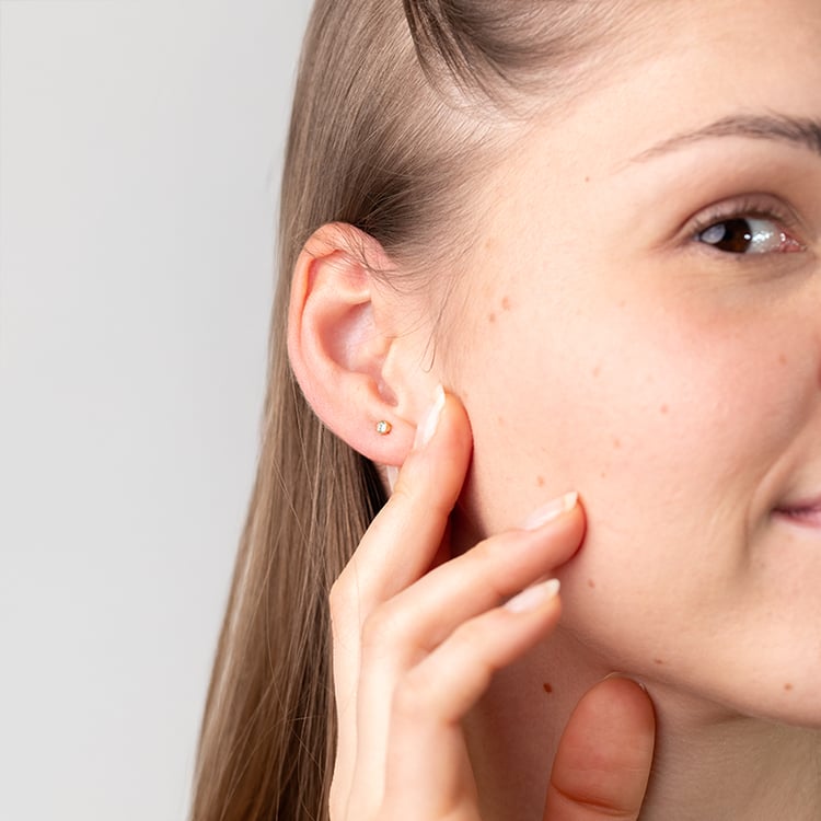 Strieborné minimalistické bezel náušnice s lab-grown diamantmi Viosa 150318