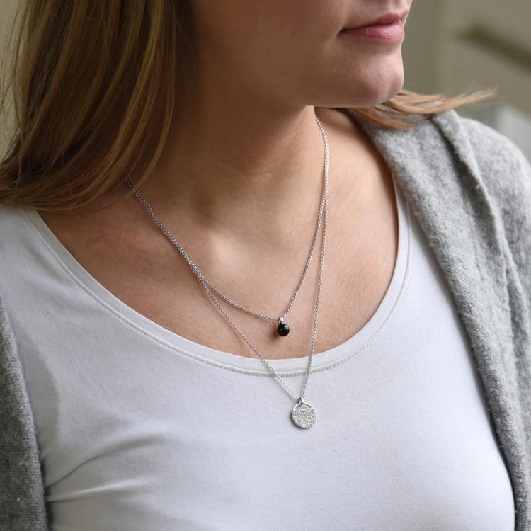 Dvojitý strieborný náhrdelník s čiernou perlou a zirkónmi 51709