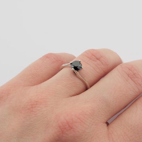 Zásnubný prsteň s čiernym diamantom Hariti