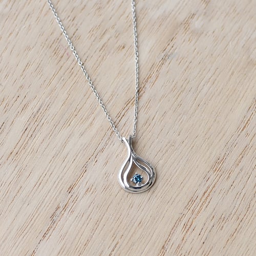 Elegantný zlatý prívesok s modrým diamantom Havannah