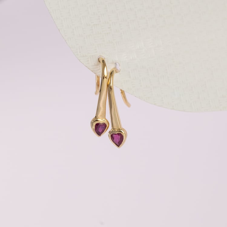 Visiace náušnice s rubínovými srdiečkami Levy 124542