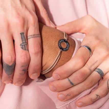 Pánsky povrázkový náramok s gravírom súradníc Bates