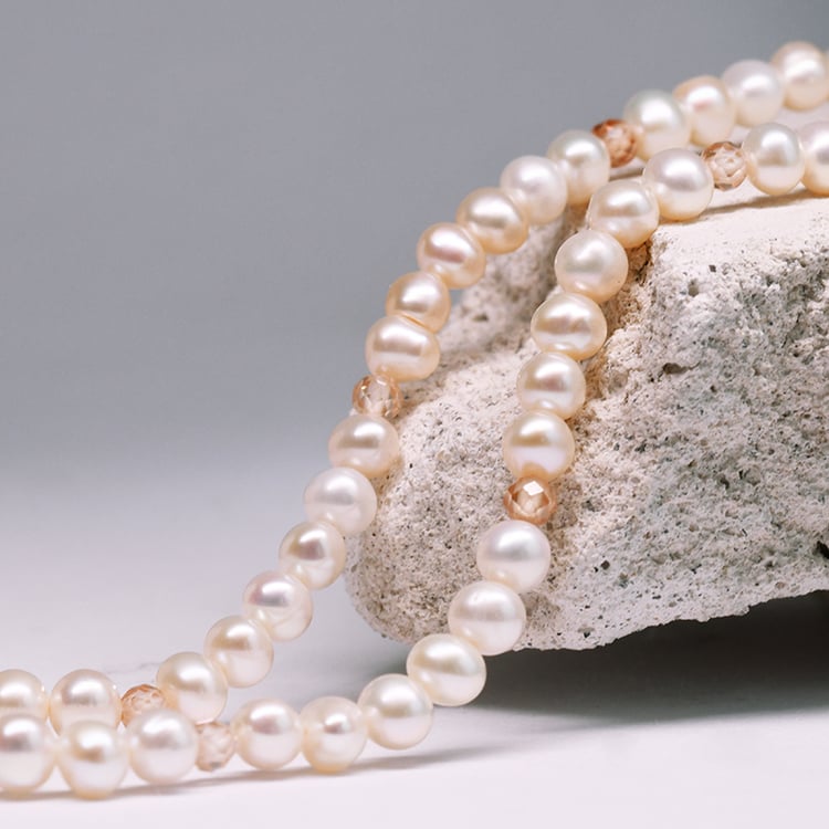 Strieborný perlový náhrdelník so zirkónmi Liola 116046