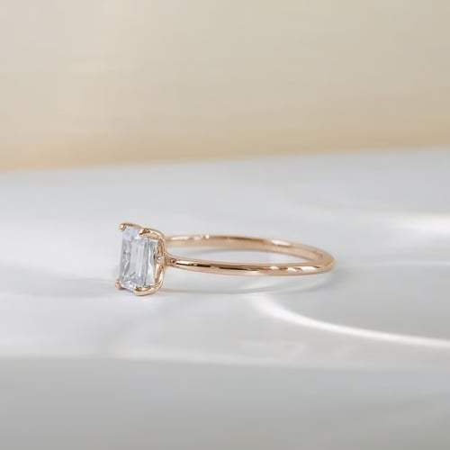 Zásnubný prsteň zo zlata v orieškové farbe s emerald diamantom Olson