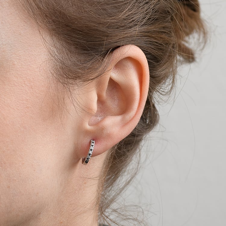 Kruhové zlaté náušnice s čiernymi a bielymi diamantmi Carolin 134143