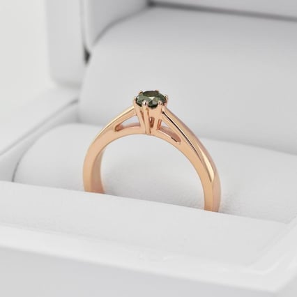 Zásnubný prsteň so zeleným diamantom Sati